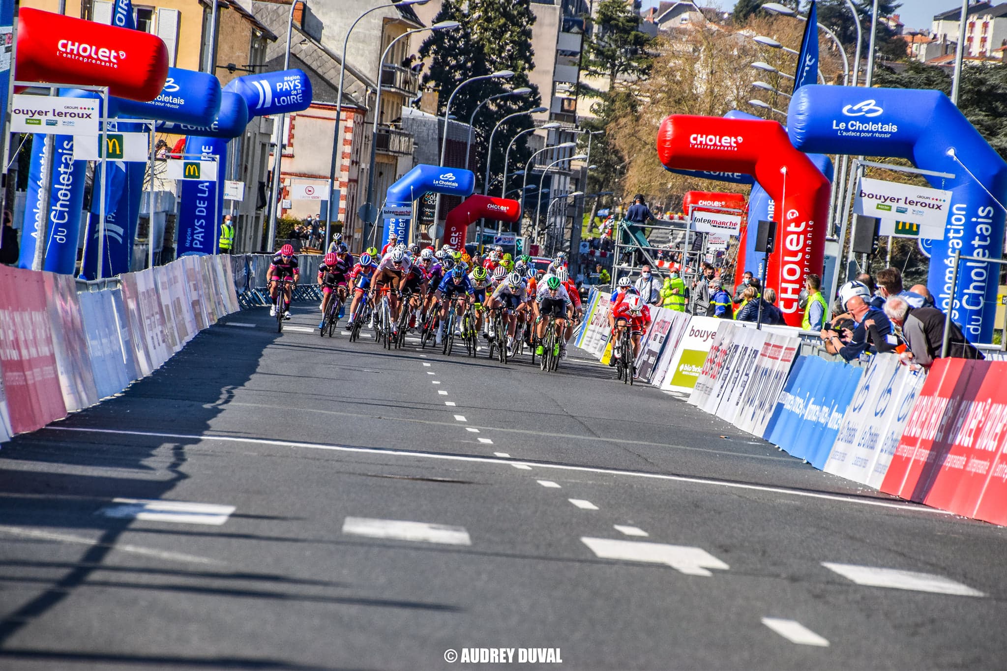 Ligne d’arrivée du Cholet Agglo Tour avec peloton au sprint