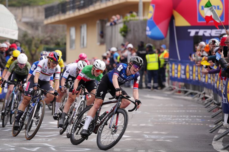 peloton féminin groupé au départ d’une course sur route