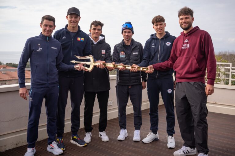 Plusieurs coureurs principaux au départ du Tirreno-Adriatico avant le départ de la course.