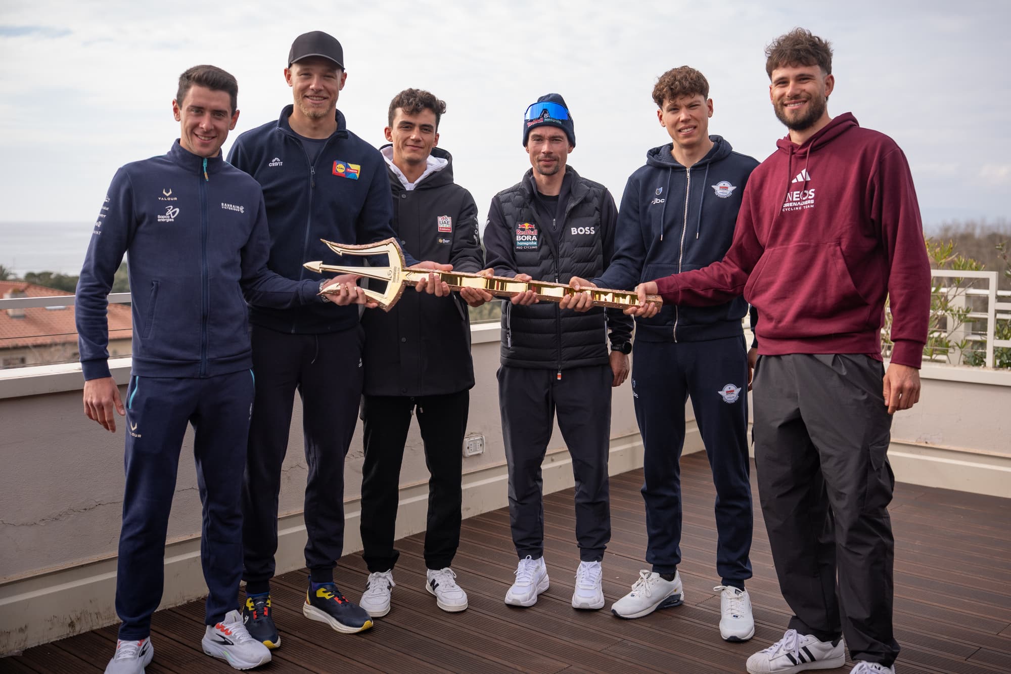 Plusieurs coureurs principaux au départ du Tirreno-Adriatico avant le départ de la course.