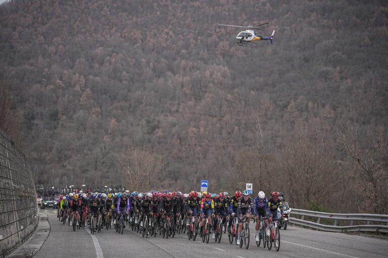 peloton sur les routes de Milano-Torino
