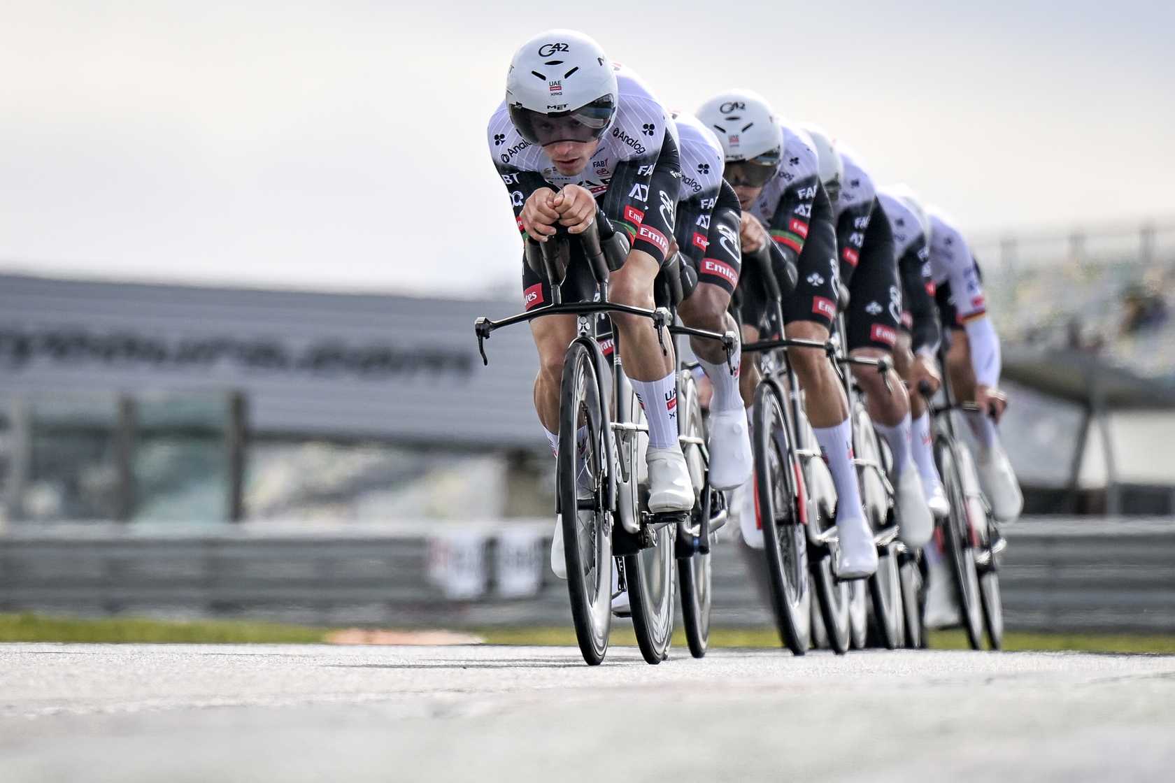 Coureurs de UAE Team Emirates lors d’un contre-la-montre par équipes sur Paris-Nice