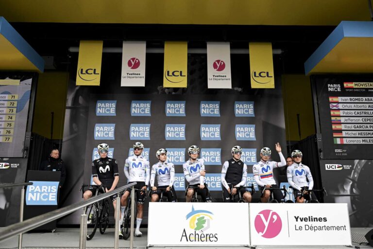 Iván Romeo sur le podium de signature avec Movistar Team avant une étape de Paris-Nice
