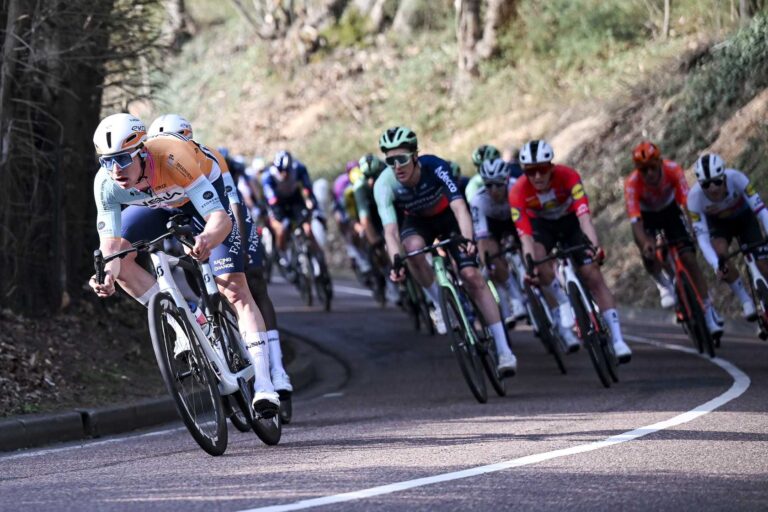 Peloton du peloton lors d’une course WorldTour illustrant la diffusion TV de Paris-Nice et Tirreno-Adriatico