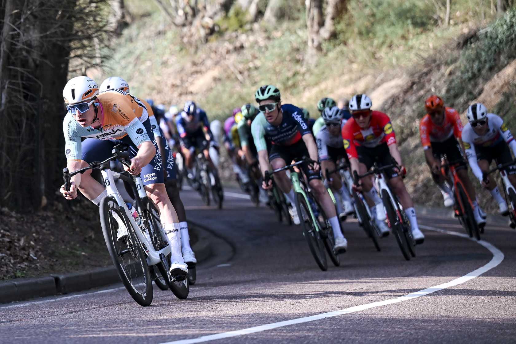 Peloton du peloton lors d’une course WorldTour illustrant la diffusion TV de Paris-Nice et Tirreno-Adriatico