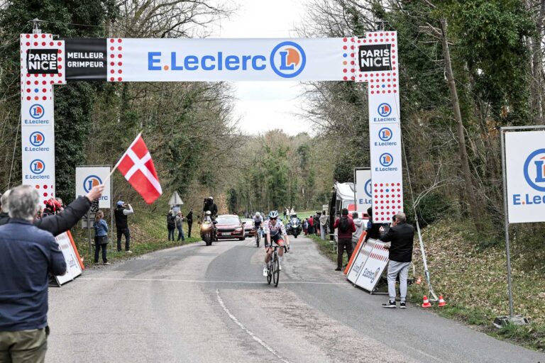 Peloton du Paris-Nice lors d’une étape vallonnée