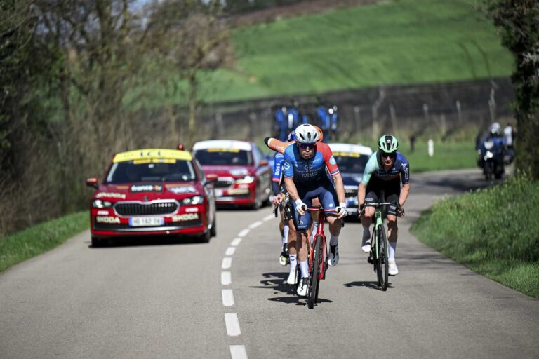 groupe de coureurs lors d'une étape de Paris-Nice 2026