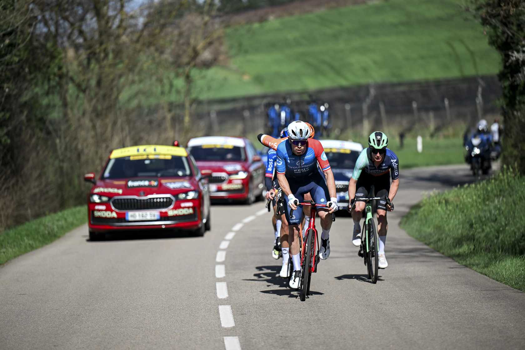 groupe de coureurs lors d'une étape de Paris-Nice 2026