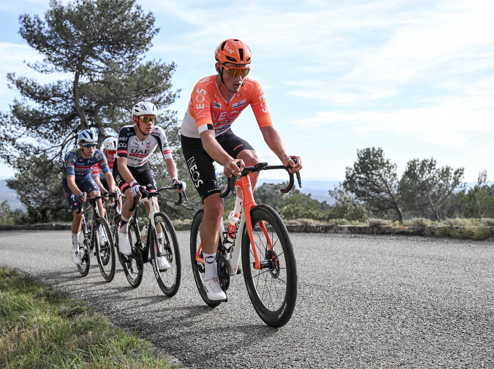coureurs en action dans le peloton lors de Paris-Nice