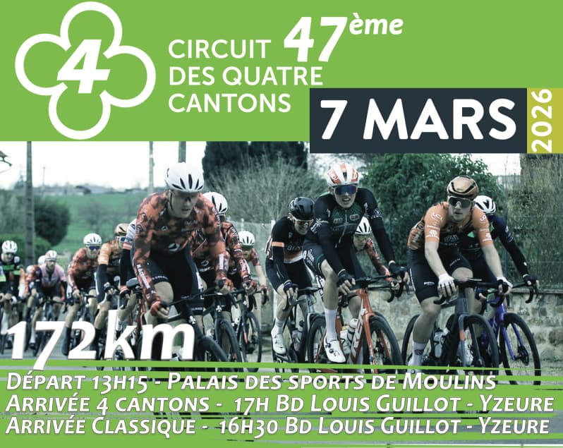 Peloton de coureurs lors du Circuit des 4 Cantons avec affiche annonçant la course et ses informations principales.