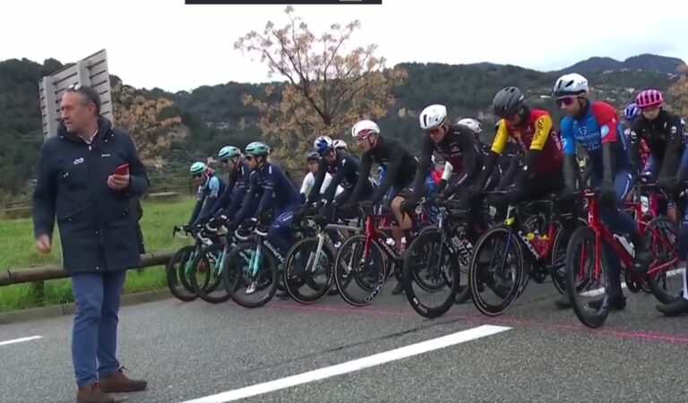 Peloton au départ d’une étape de Paris-Nice sous ciel couvert