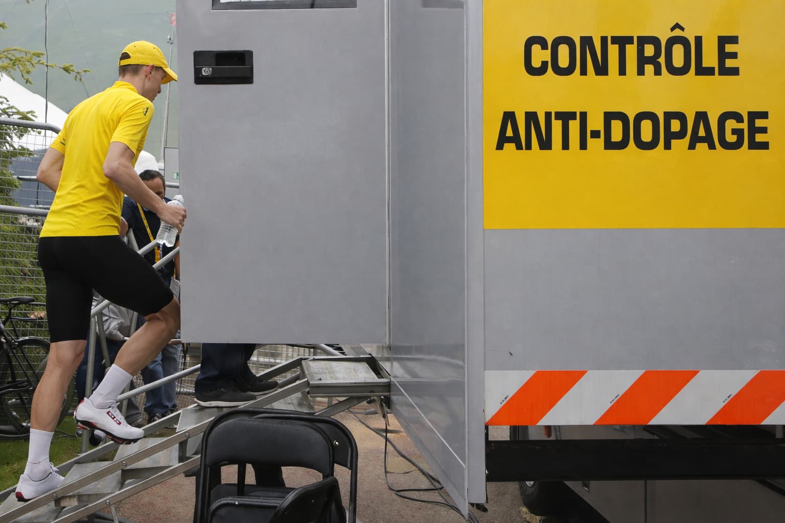 Contrôle antidopage lors d’une course cycliste professionnelle