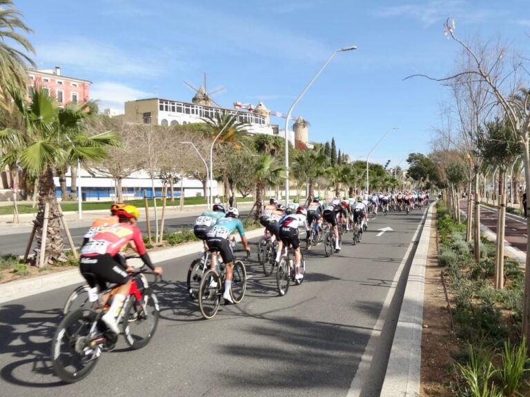 Peloton sur une course internationale illustrant Rhodes Istrian Spring Tour et Antalya