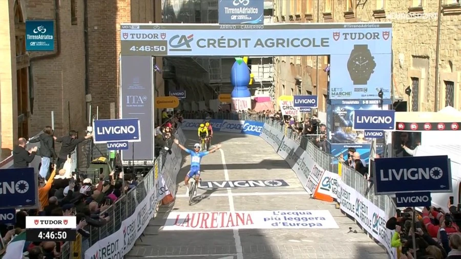 Isaac Del Toro en course lors d’une étape de Tirreno-Adriatico