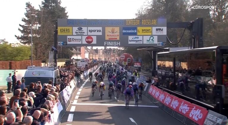 Dylan Groenewegen lors de son arrivée victorieuse sur une course en Belgique