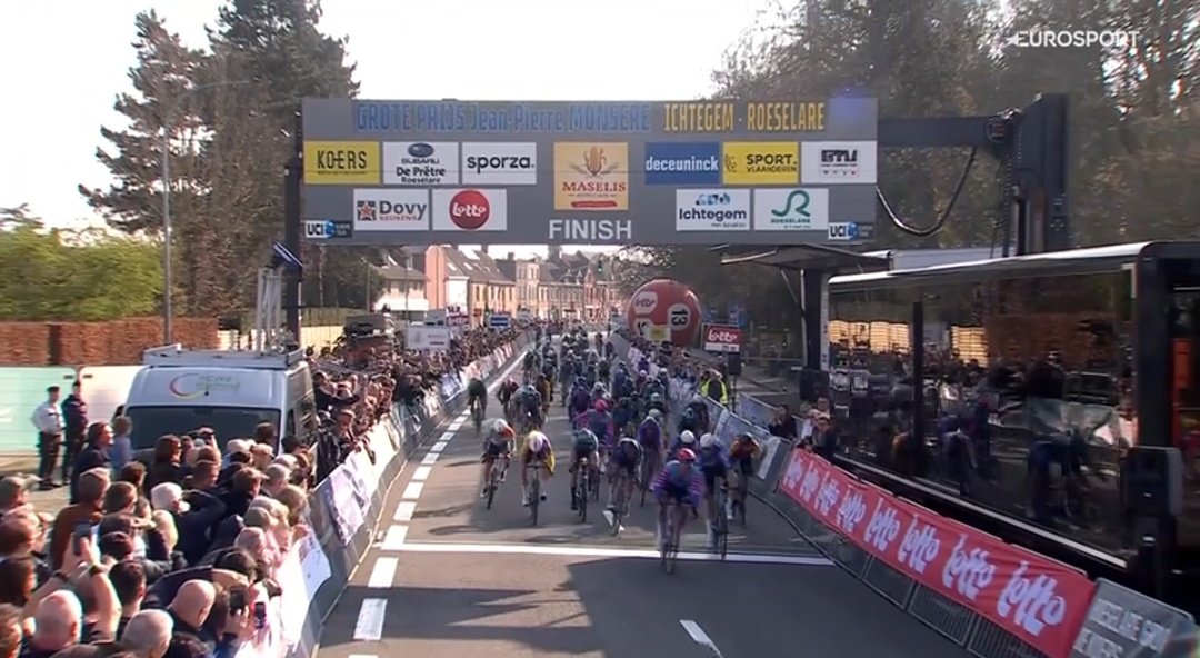 Dylan Groenewegen lors de son arrivée victorieuse sur une course en Belgique