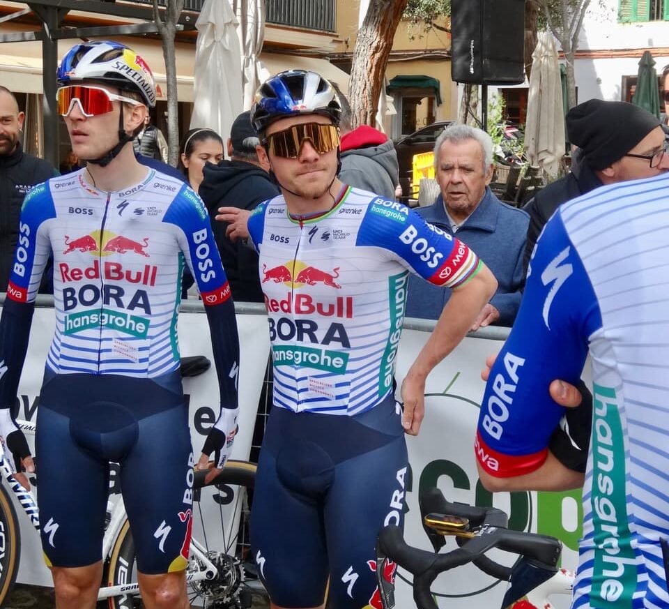 Remco Evenepoel dans le peloton avant une course par étapes WorldTour