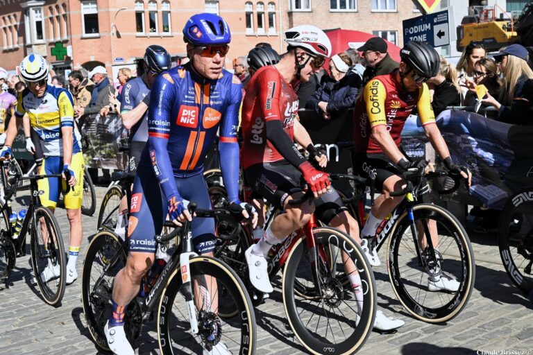 Peloton au départ d’une course belge avant le Grand Prix Monseré