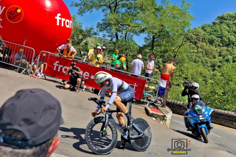 Départ d’un coureur lors d’un contre-la-montre de Tirreno-Adriatico