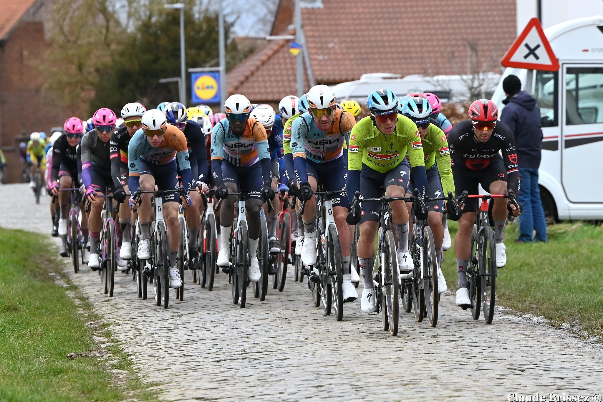Photo du peloton ou figurait Stefan Küng avant sa chute lors du Omloop Nieuwsblad