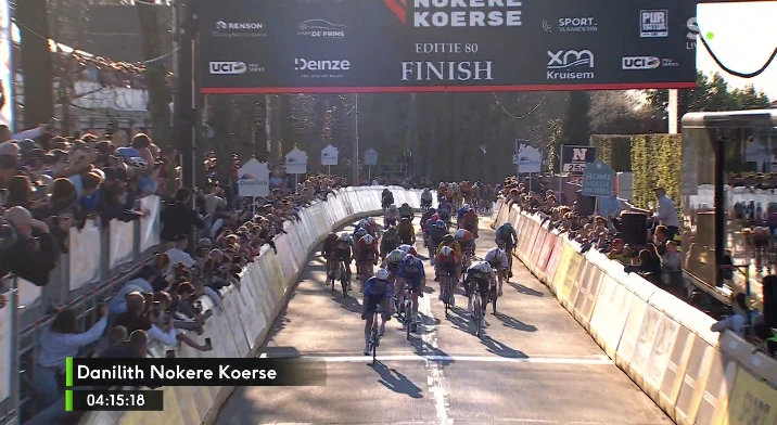 Sprint final sur Nokere Koerse avec Jasper Philipsen victorieux