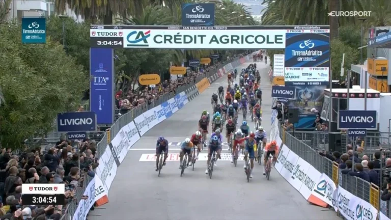 Jonathan Milan sprint lors de la dernière étape de Tirreno-Adriatico