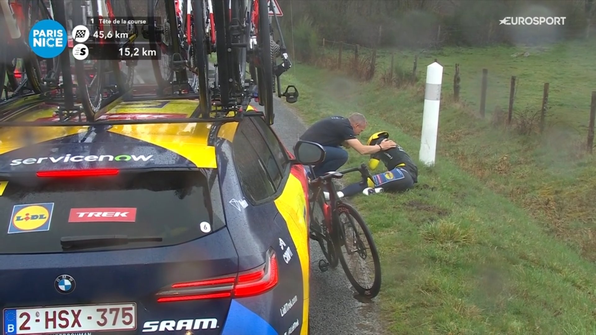 Juan Ayuso lors d’une étape de Paris-Nice avec le maillot jaune