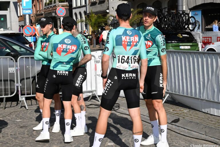 peloton professionnel lors d’une course sur route