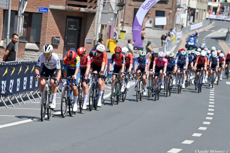 Peloton féminin lors de la Beobank Samyn Ladies en Belgique