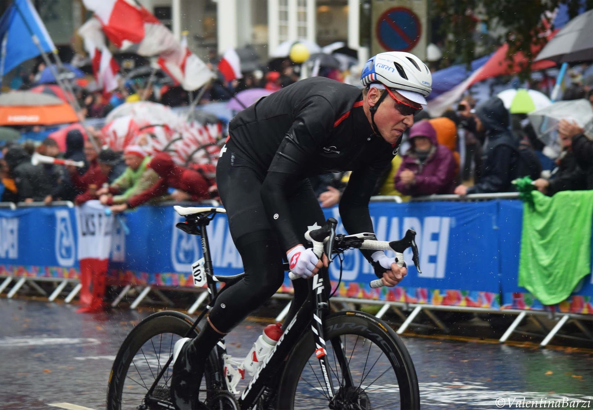 Stefan Küng en course sous les couleurs de la Suisse.