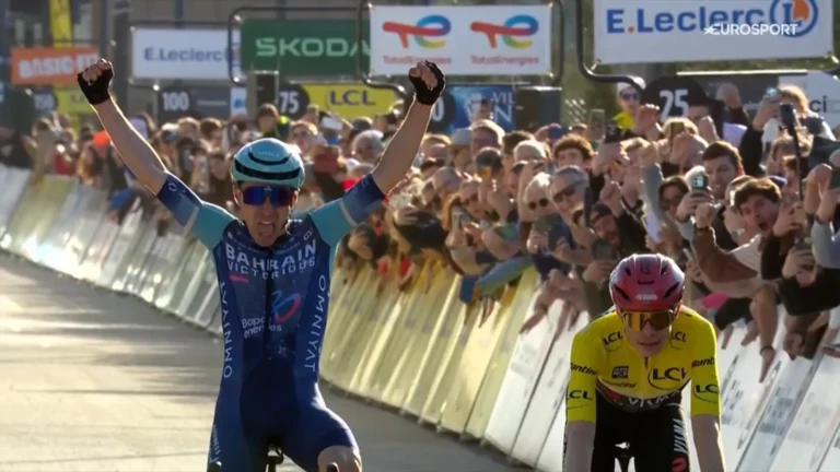 Lenny Martinez lève les bras à l’arrivée après sa victoire sur la 8e étape de Paris-Nice