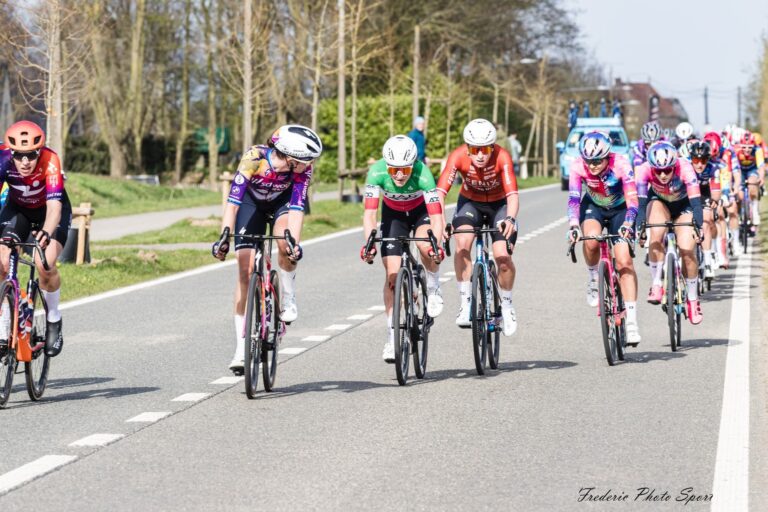 Elisa Longo Borghini en course sous le maillot UAE Team ADQ