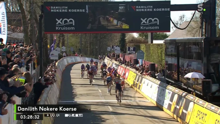 sprint final sur Nokere Koerse avec Lotte Kopecky en tête dans les derniers mètres