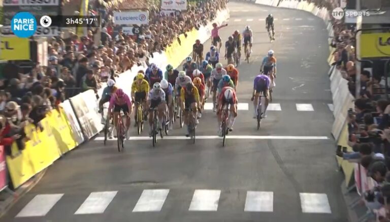 Luke Lamperti célèbre sa victoire sur la 1ère étape de Paris-Nice