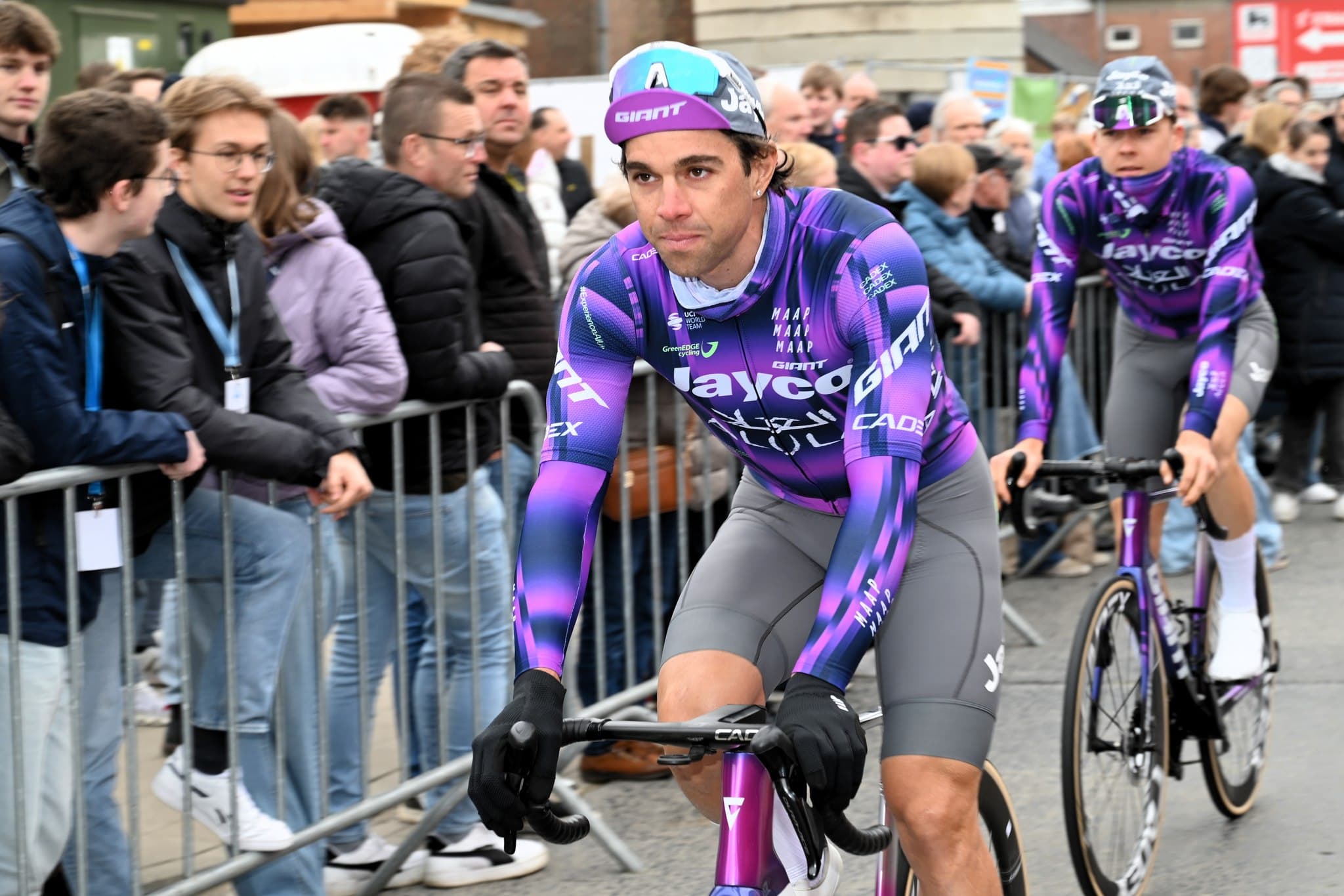 Michael Matthews lors d’une course sur route avec son équipe dans le peloton.