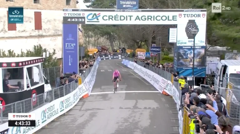 Michael Valgren lors d’une course du calendrier WorldTour avec le peloton professionnel