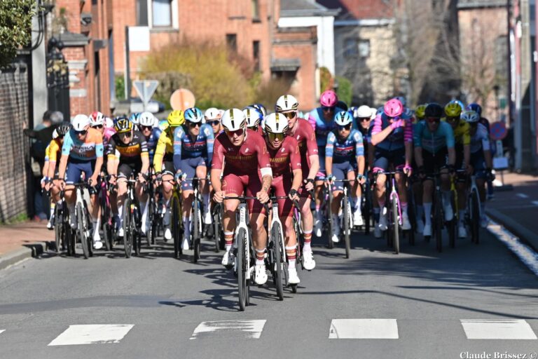 peloton groupé au départ d’une course cycliste belge