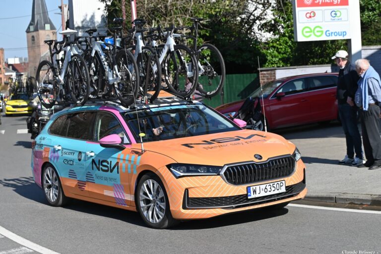 Voiture de l’équipe NSN Cycling Team avant le départ des Strade Bianche