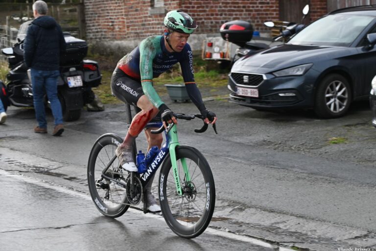 Coureurs Decathlon AG2R en action sur une route côtière lors d’une course
