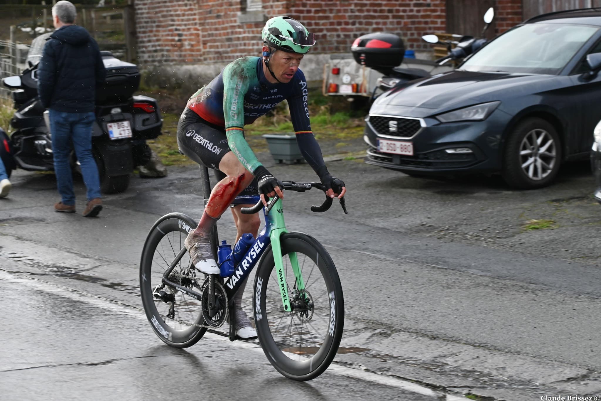 Coureurs Decathlon AG2R en action sur une route côtière lors d’une course