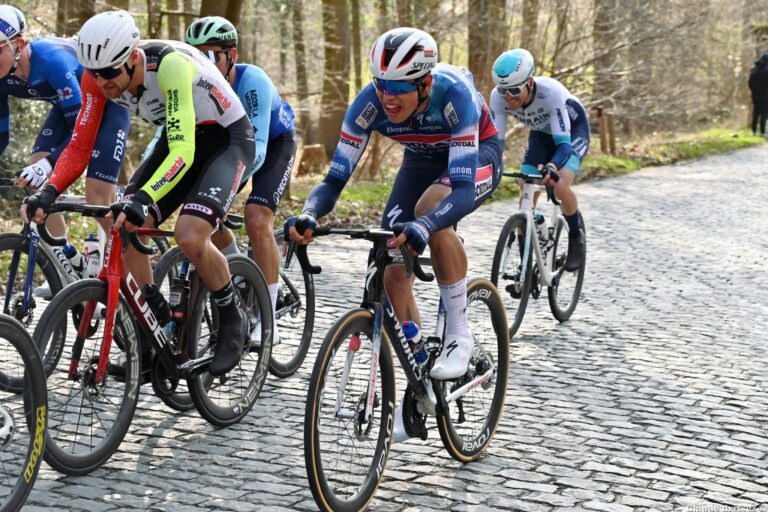 Paul Magnier en course sur une classique belge