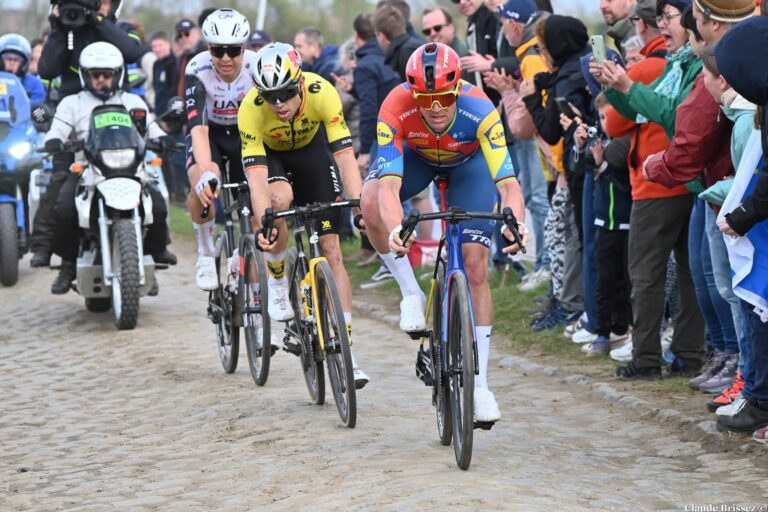 Wout Van Aert et Mads Pedersen en course sur une classique belge