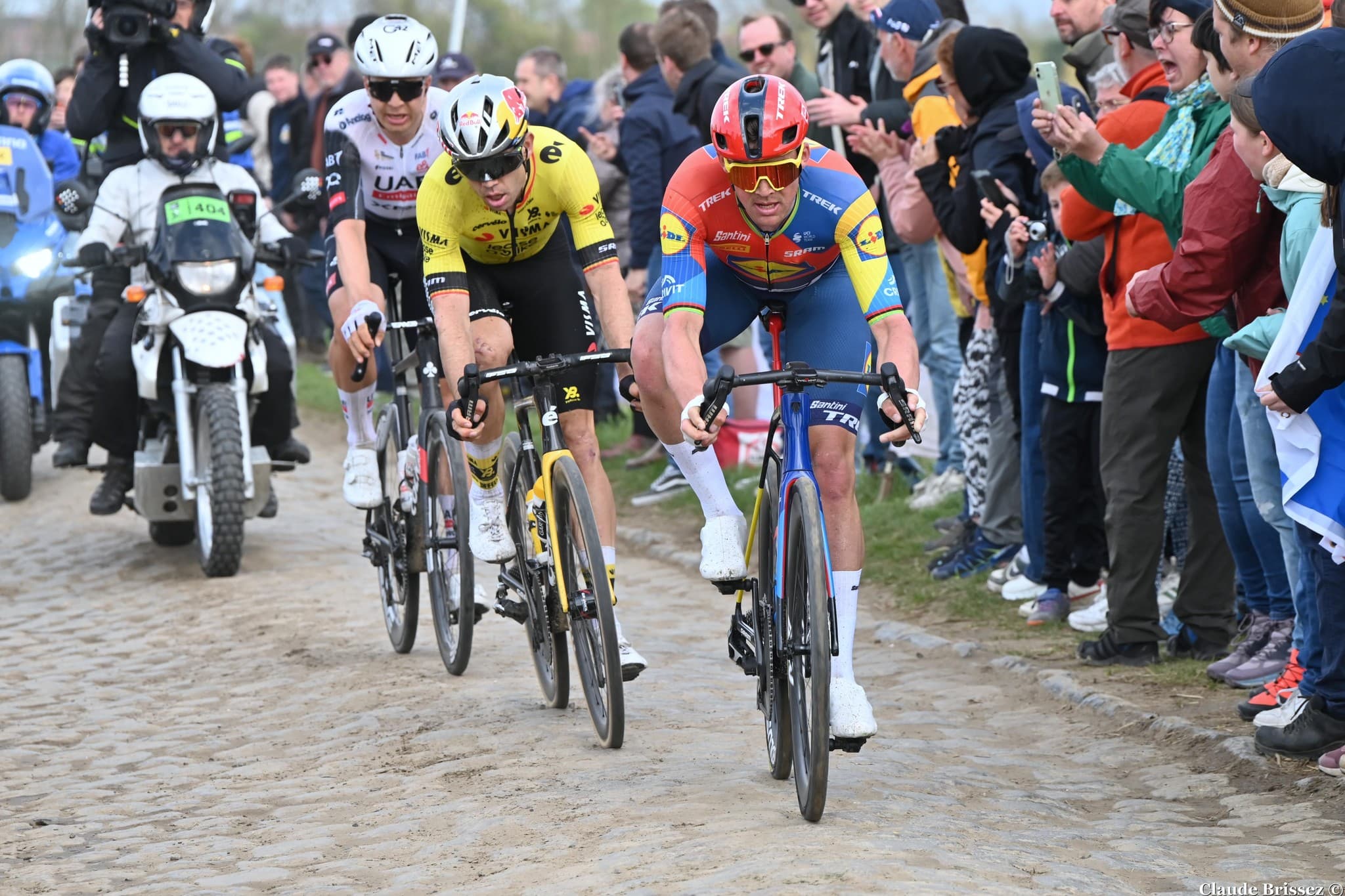 Wout Van Aert et Mads Pedersen en course sur une classique belge