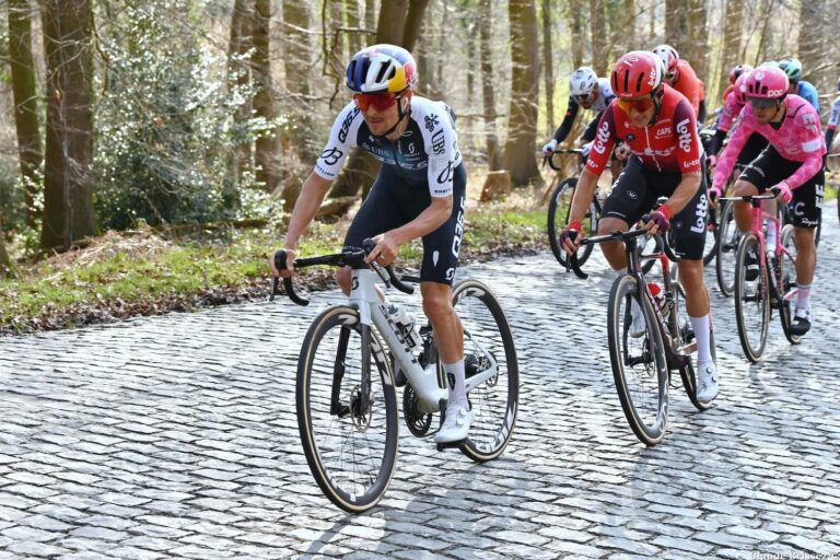 Tom Pidcock blessé après chute Volta Catalunya