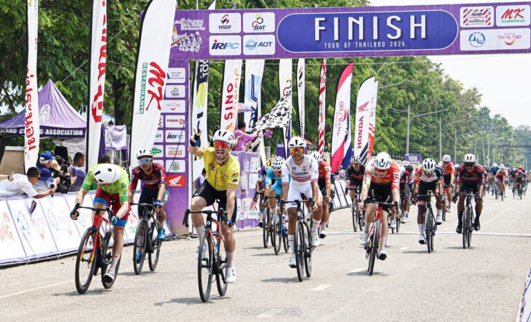 Pierre Barbier passe la ligne d'arrivée de la 2ème étape du Tour of Thailand