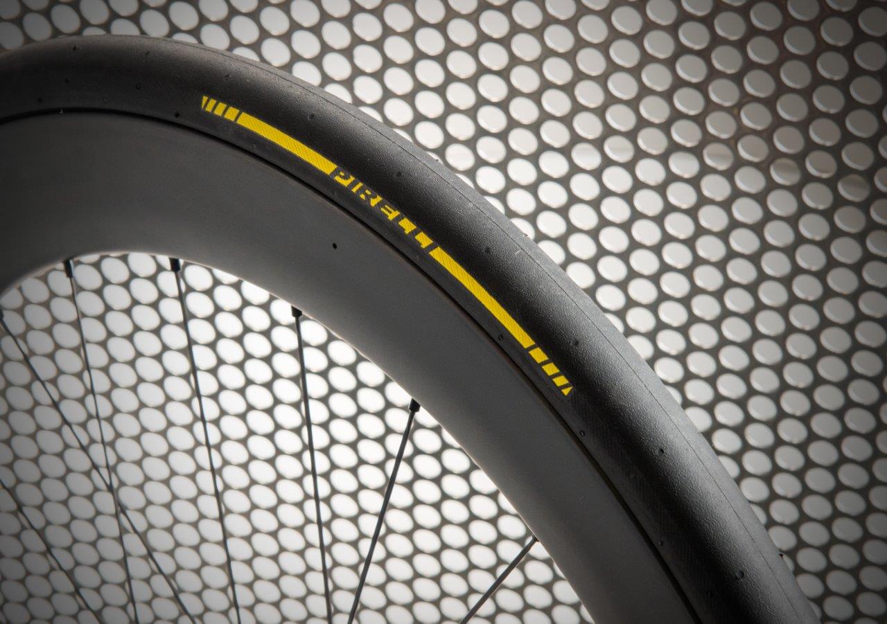 pneu de vélo de route Pirelli monté sur une roue aérodynamique