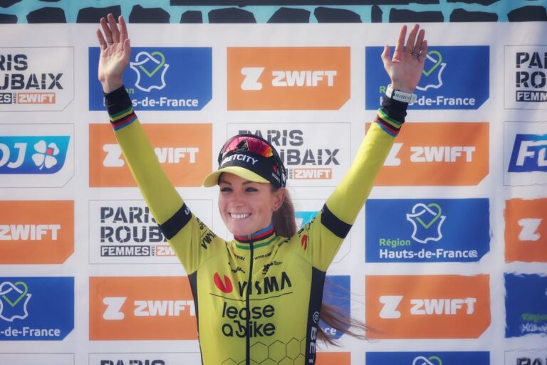 Pauline Ferrand-Prévot sur un podium après une course