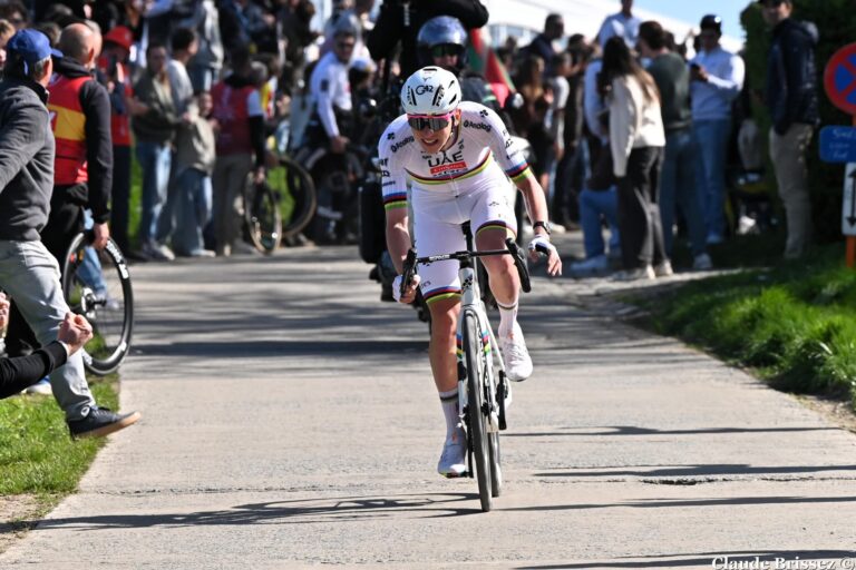 Tadej Pogačar en attaque avec le maillot de champion du monde sous les couleurs de UAE Team Emirates