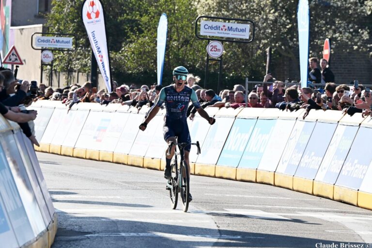 Alec Segaert au moment de franchir la ligne du Grand Prix de Denain