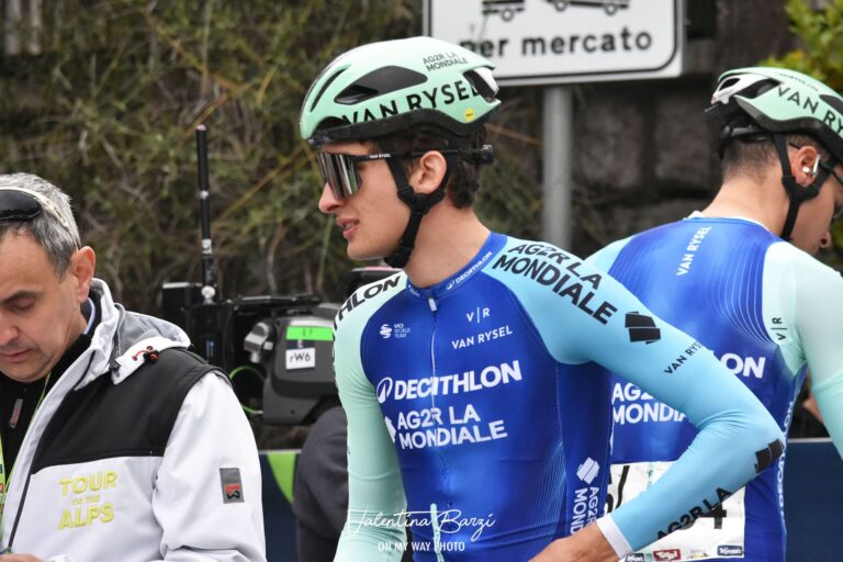 Paul Seixas au départ d’une course WorldTour avec l’équipe Decathlon